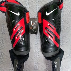 Brand New Men’s Nike soccer shin guard 5’3 - 5’7